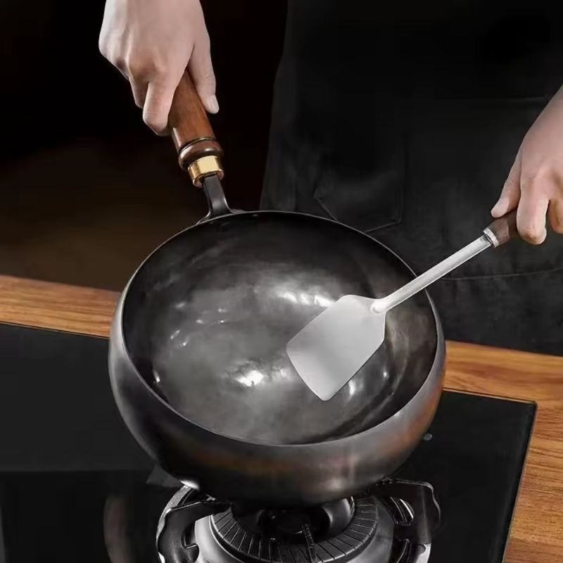 Okinawa ® Sartén de hierro con mango de madera.